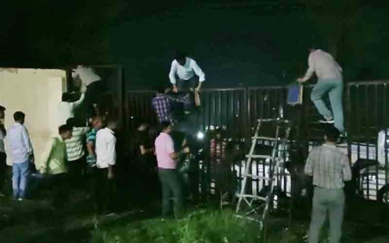 जेपी इंडस्ट्री और मेडिपोल की लड़ाई में पिस रहे कामगार