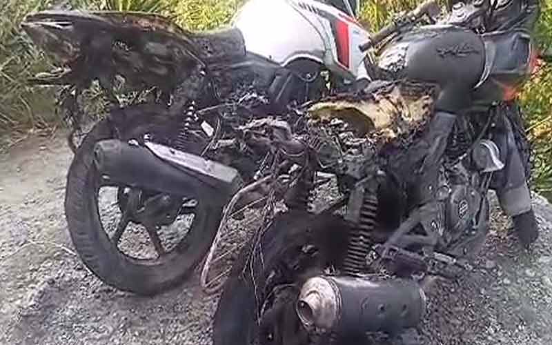 अज्ञात व्यक्तियों ने जला दिए सड़क किनारे खड़े वाहन , तलाश में जुटी पुलिस