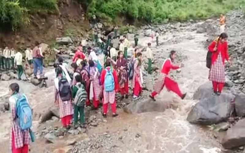 पानी के भारी बहाव के बीच फंसे 195 विद्यार्थी व शिक्षक, ग्रामीणों ने किया रेस्क्यू