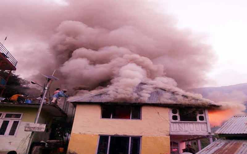 आग की चपेट में आया लकड़ी से बना दो मंजिला मकान ,लाखों का नुकसान