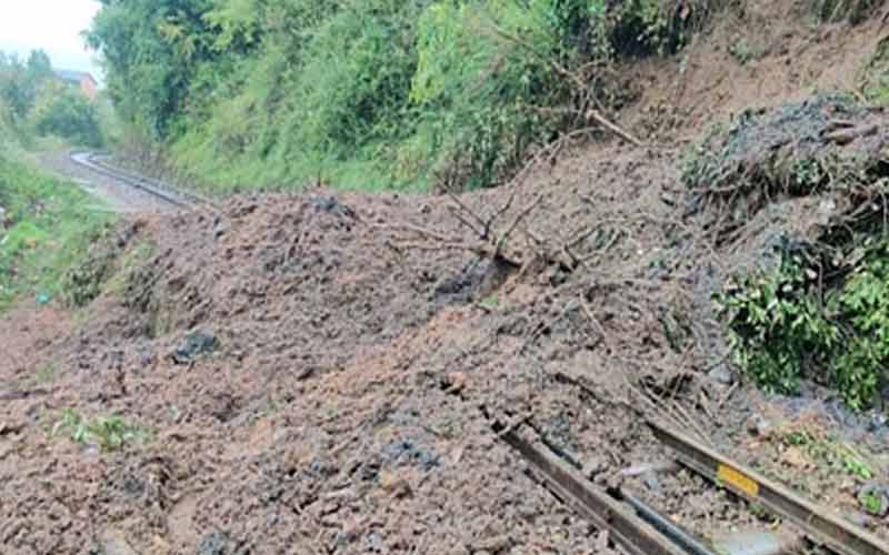 कालका-शिमला रेलवे ट्रैक पर गिरा मलबा, सभी ट्रेनें रद्द