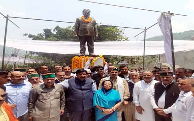 डिप्टी सीएम ने सैंज में किया पूर्व सीएम वीरभद्र सिंह की प्रतिमा का अनावरण
