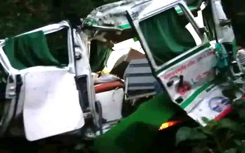 अनियंत्रित होकर खाई में गिरी एंबुलेंस, फार्मासिस्ट की मौत, चालक जख्मी