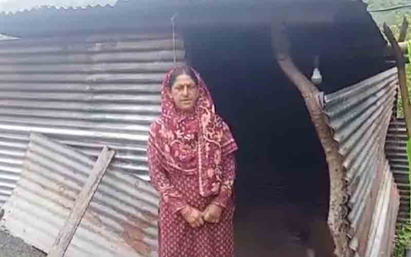 चादर के ढारे में परिवार सहित नारकीय जीवन यापन कर रही भागमती