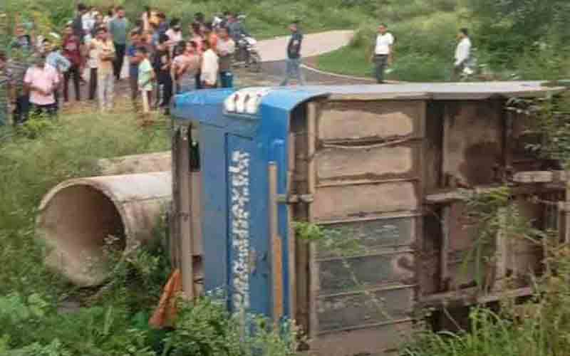 सड़क से उतरकर खेतों में पलटी महिला मजदूरों की बस, चालक समेत 3 जख्मी
