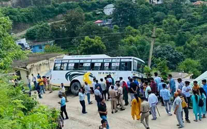 हादसे का शिकार हुई निजी बस, बाल-बाल बची सभी यात्रियों की जान