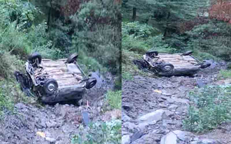 गहरी खाई में गिरी कार, 9 माह की गर्भवती महिला व पति की मौत, 3 जख्मी