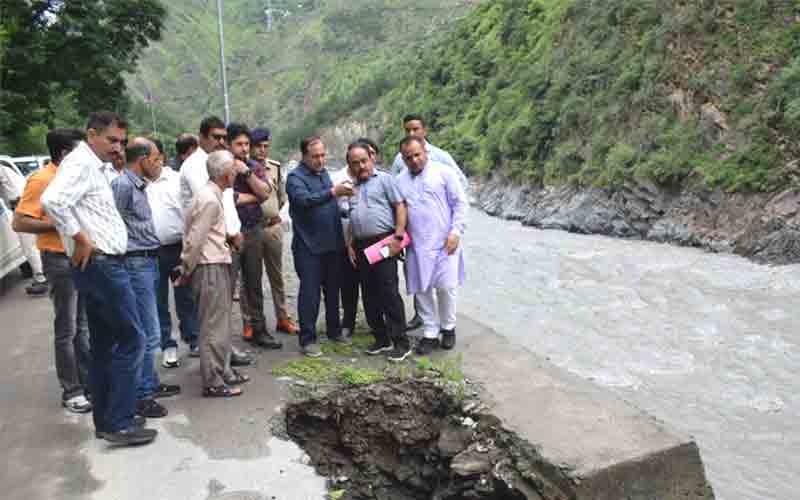 कुलदीप सिंह पठानिया ने चंबा से भरमौर एनएच पर हुए भूस्खलन का लिया जायजा