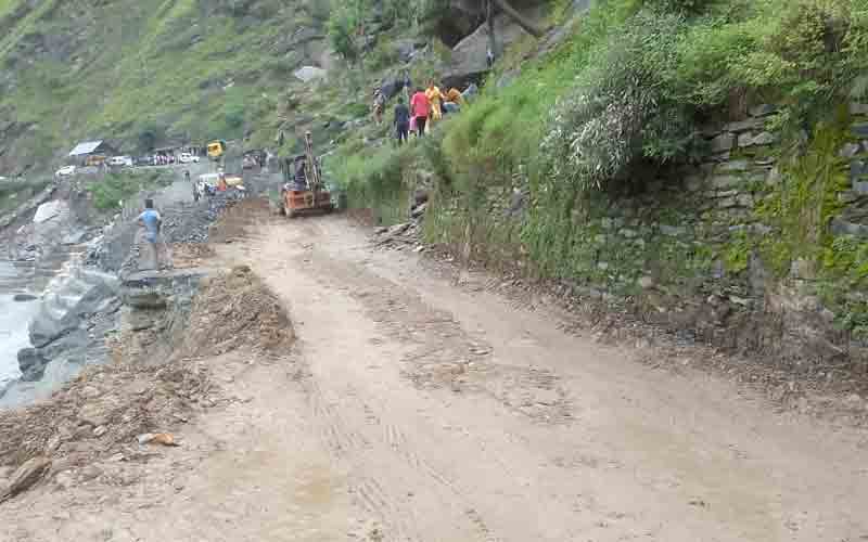 चंबा से भरमौर सड़क मार्ग हल्के वाहनों की आवाजाही के लिए बहाल