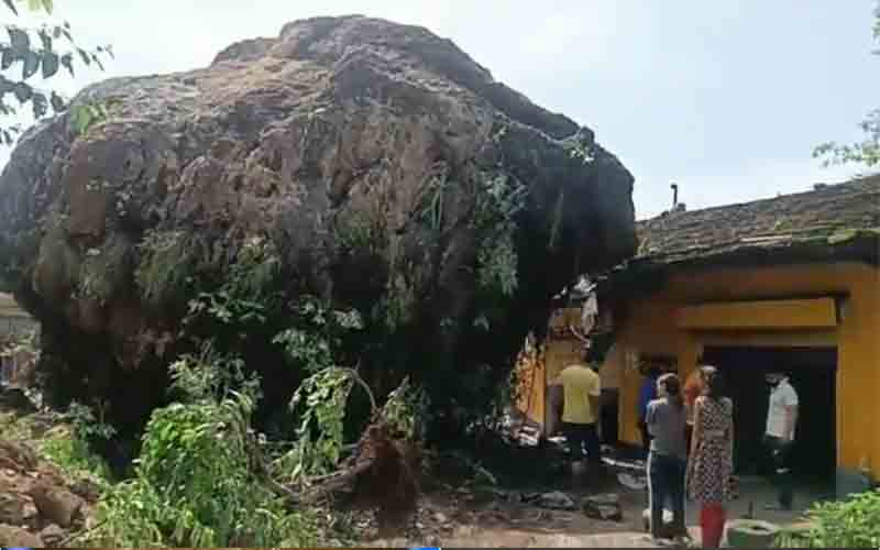 पहाड़ से खिसककर सड़क के बीच रुकी हजारों टन की चट्टान, 2 घरों को पहुंचा नुक्सान