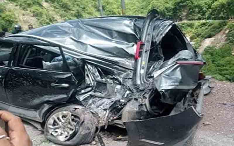 Sirmour: खड़ी गाड़ी पर अचानक गिरा पहाड़ी से पत्थर, चालक…….