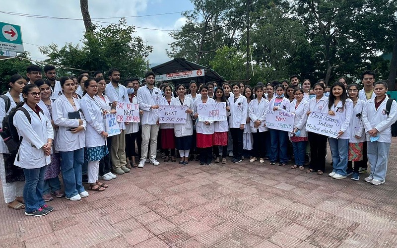 नेशनल एग्जिट टेस्ट के विरोध में सड़कों पर उतर आए एमबीबीएस प्रशिक्षु