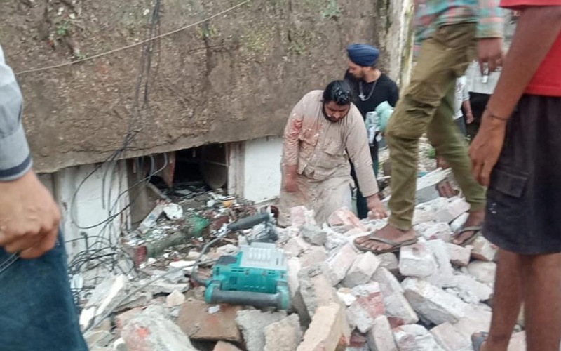 अचानक गिरा गुरुद्वारे के बाहर की तरफ बना  छज्जा, एक की मौत, 2 जख्मी