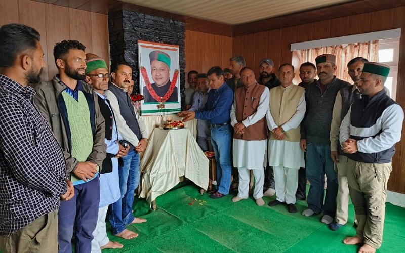 कांग्रेस कार्यकर्ताओं ने वीरभद्र सिंह की दूसरी पुण्यतिथि पर श्रद्धासुमन किए अर्पित