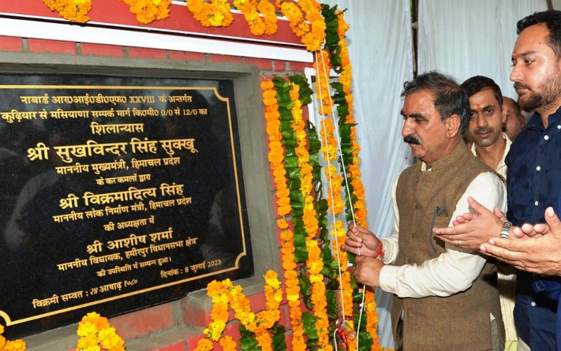 मुख्यमंत्री ने हमीरपुर में किए विकासात्मक परियोजनाओं के उद्घाटन व शिलान्यास