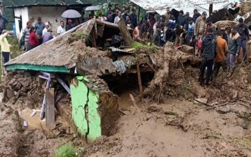 घर पर हुआ भारी भूस्खलन, हादसे में माता-पिता और बेटे की मौत