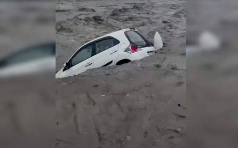 हिमाचल में बारिश का कहर, कुल्लू में ढह गई पार्किंग, ब्यास नदी में बही कार