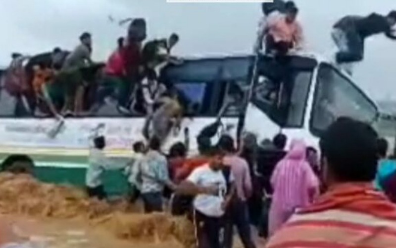 नदी पार करते हुए पानी के तेज बहाव में फंसी एचआरटीसी बस, यात्रियों ने…..
