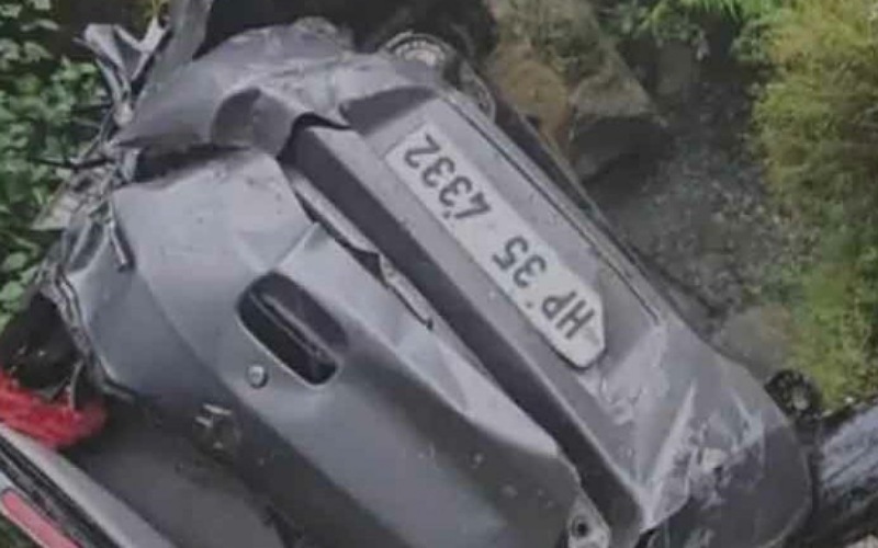अनियंत्रित होकर गहरी खाई में गिरी मारुति कार, 5 लोगों की मौत