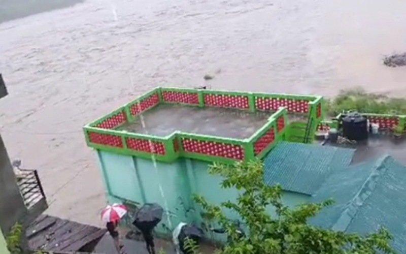 मकान में घुसा गिरी नदी का पानी, पुलिस ने 2 को किया रेस्क्यू