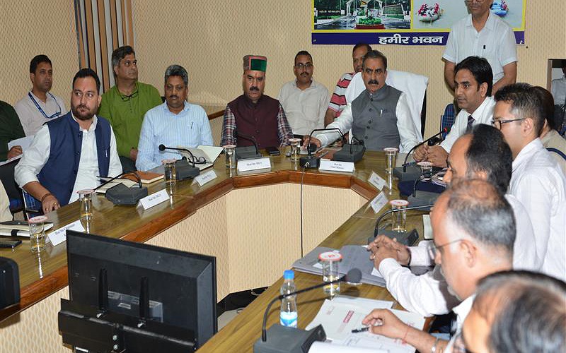सीएम ने जिला हमीरपुर में विभिन्न निर्माणाधीन परियोजनाओं की करी समीक्षा