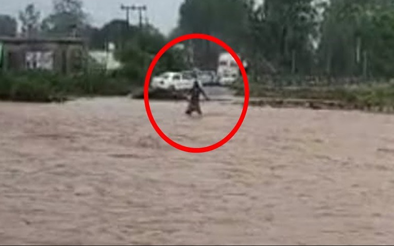 उफनती नदी को पार करते हुए तेज बहाव में बह गया युवक, लापता…