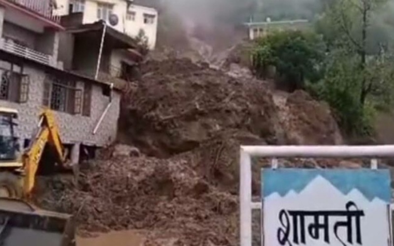 मलबे की चपेट में आए 2 लोग, दर्दनाक मौत