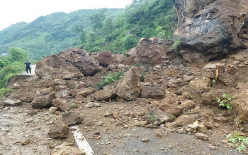 शिमला-धर्मशाला वाया जुखाला मार्ग पर हुआ भूस्खलन, बहाली का कार्य शुरू