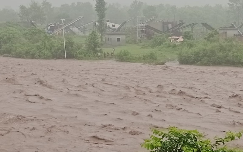 पांवटा साहिब डोरी वाला के टापू में फंसे 5 लोग अब सेना के हेलीकॉप्टर से होंगे रेस्क्यू
