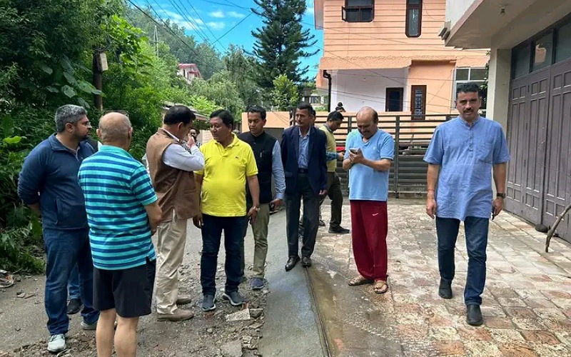 बागवानी एवं राजस्व मंत्री ने मंडी में बाढ़ प्रभावित क्षेत्रों का दौरा कर हालात का लिया जायजा