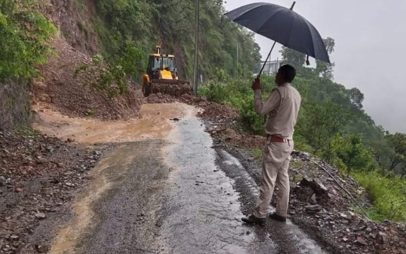 सड़कों, पुलों और पेयजल योजनाओं को सुचारू करने का कार्य युद्ध स्तर पर जारी