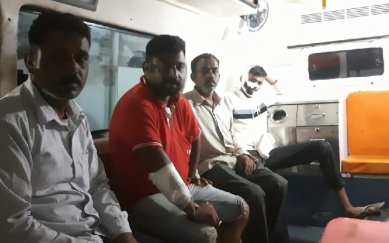 एक व्यक्ति ने 2 युवकों पर किया चाकू से जानलेवा हमला