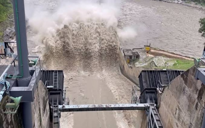 पंडोह डैम से सिल्ट व कचरा की निकासी के लिए खोले गए गेट