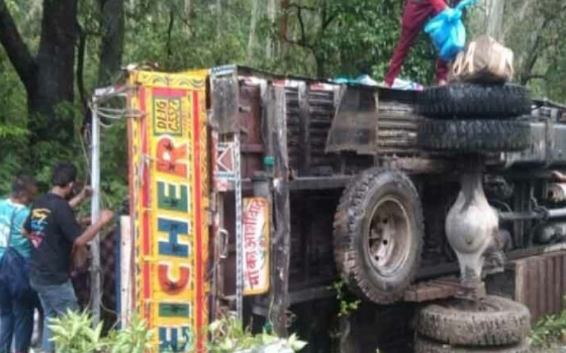 अनियंत्रित होकर सड़क पर पलटा कांवड़ियां से भरा ट्रक, हादसे में…..