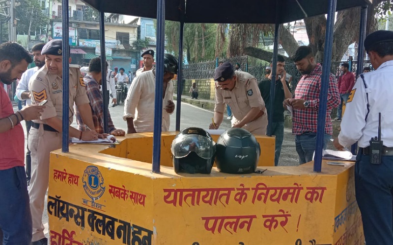 नाहन में ट्रैफिक मजिस्ट्रेट ने सिखाया सड़क का कानून, काटे 53 चालान