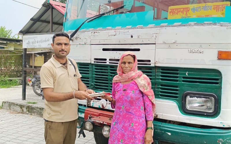 बस में पड़ा महिला का पर्स लौटा कर एचआरटीसी कंडक्टर ने दिखाई ईमानदारी