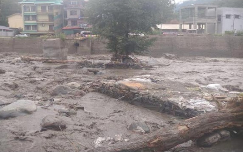 लगवैली में फटा बादल,  दो मकान व पांच गोशालाएं बही