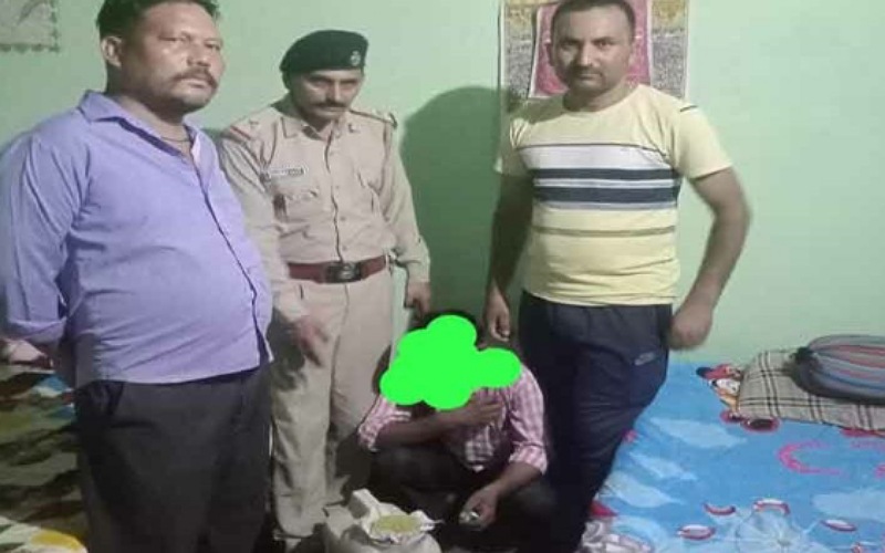घर में कर रहा था अवैध शराब का कारोबार, पुलिस ने दबिश देकर……