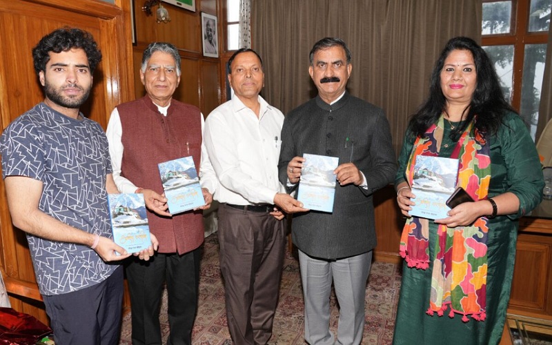मुख्यमंत्री ने एल.आर. चौहान की पुस्तक का किया विमोचन