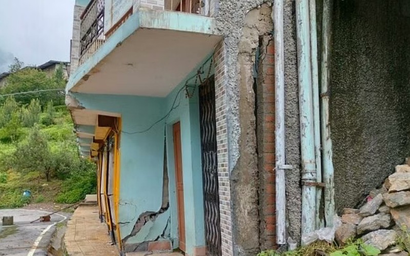 भूस्खलन होने से दो मंजिला मकान को खतरा पैदा, प्रशासन ने खाली करने के दिए निर्देश