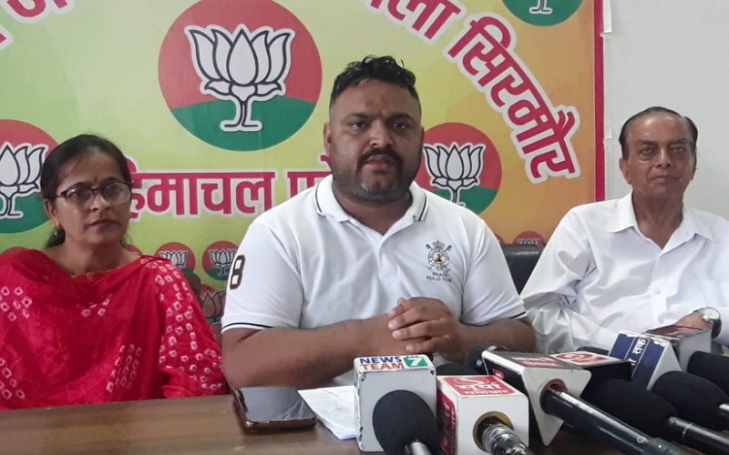 मिस्टर इंडिया की अंगूठी उतार कर विधायक  सोलंकी जनता के बीच जाएं- मनीष चौहान
