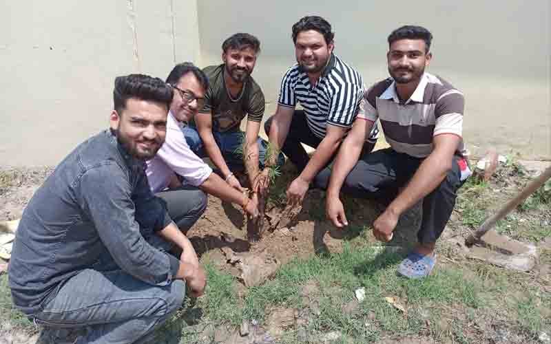 डॉक्टर डे पर ऐलजन हेल्थ केयर ने लगाए 100 से अधिक औषधीय पौधे