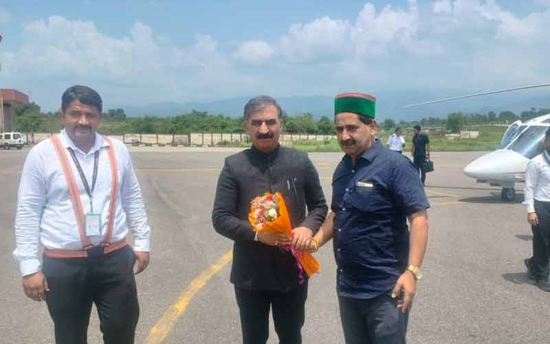 सीएम का गगल हवाई अड्डे पर विधायक पठानिया ने किया स्वागत