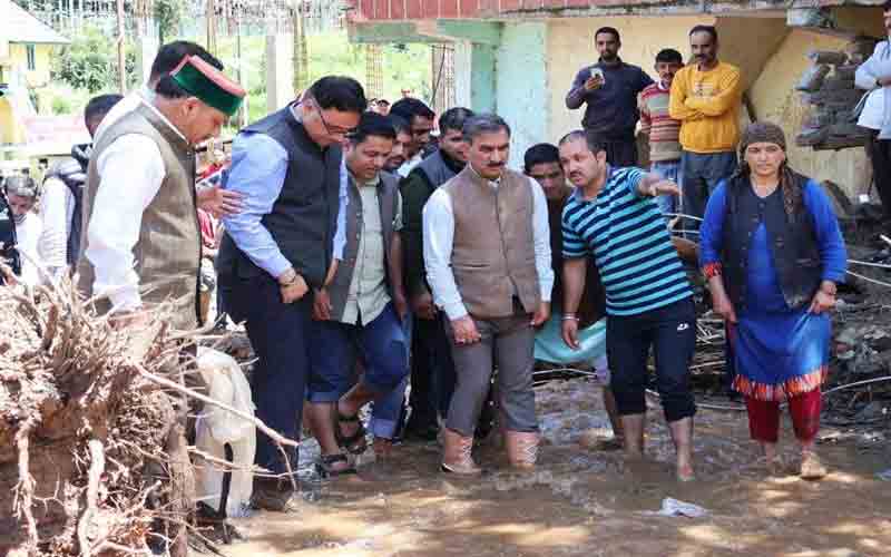 थुनाग में बाढ़ प्रभावितों को एक-एक लाख रुपए प्रदान करेगी प्रदेश सरकार- मुख्यमंत्री