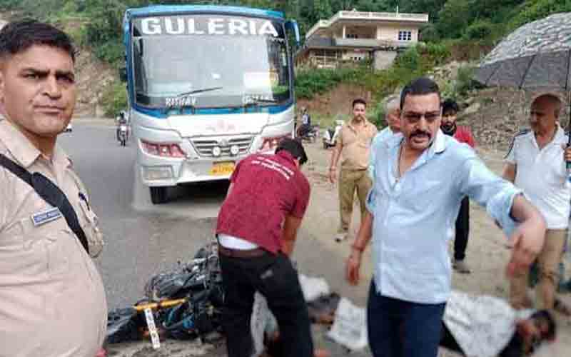 तेज रफ्तार बाइक व निजी बस की हुई जोरदार भिड़ंत, दो घायल