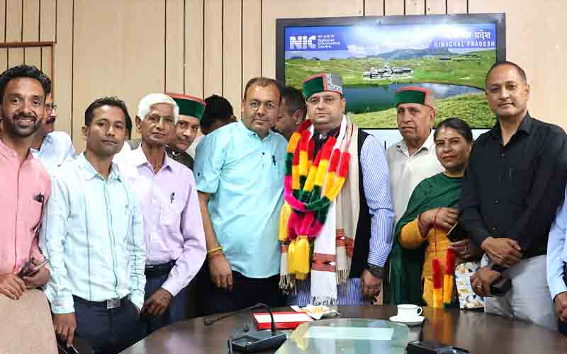 संजीव गुलेरिया सर्व सम्मति से चुने गए एपीएमसी मंडी के अध्यक्ष