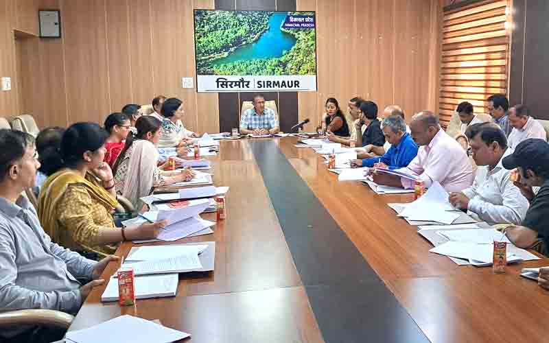 सभी सीडीपीओ माह में कम से कम 20 दिन आंगनबाड़ी केन्द्रों का निरीक्षण अनिर्वाय रूप से करें- डीसी