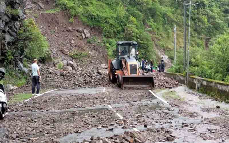 भारी बारिश का कहर, सिरमौर में 74 पेयजल योजनाएं व 273 ट्रांसफार्मर ठप