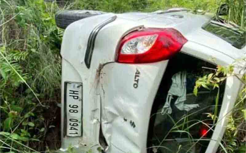 सड़क से लुढ़क कर गहरी खाई में गिरी ऑल्टो कार, पत्नी की मौत, पति जख्मी