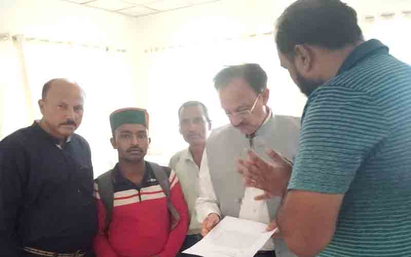 उद्योग मंत्री हर्षवर्धन चौहान से मिला अंशकालीन जलवाहक संघ जिला सिरमौर